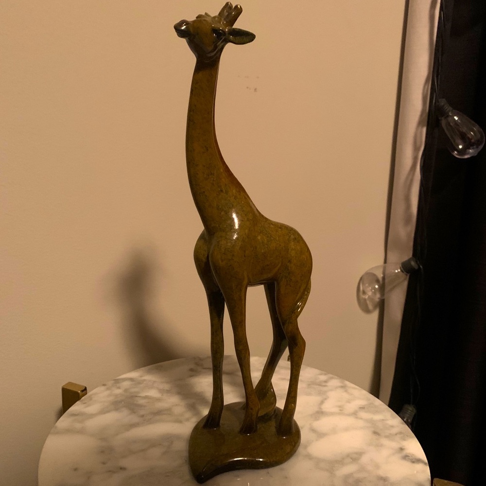 Giraffe statue